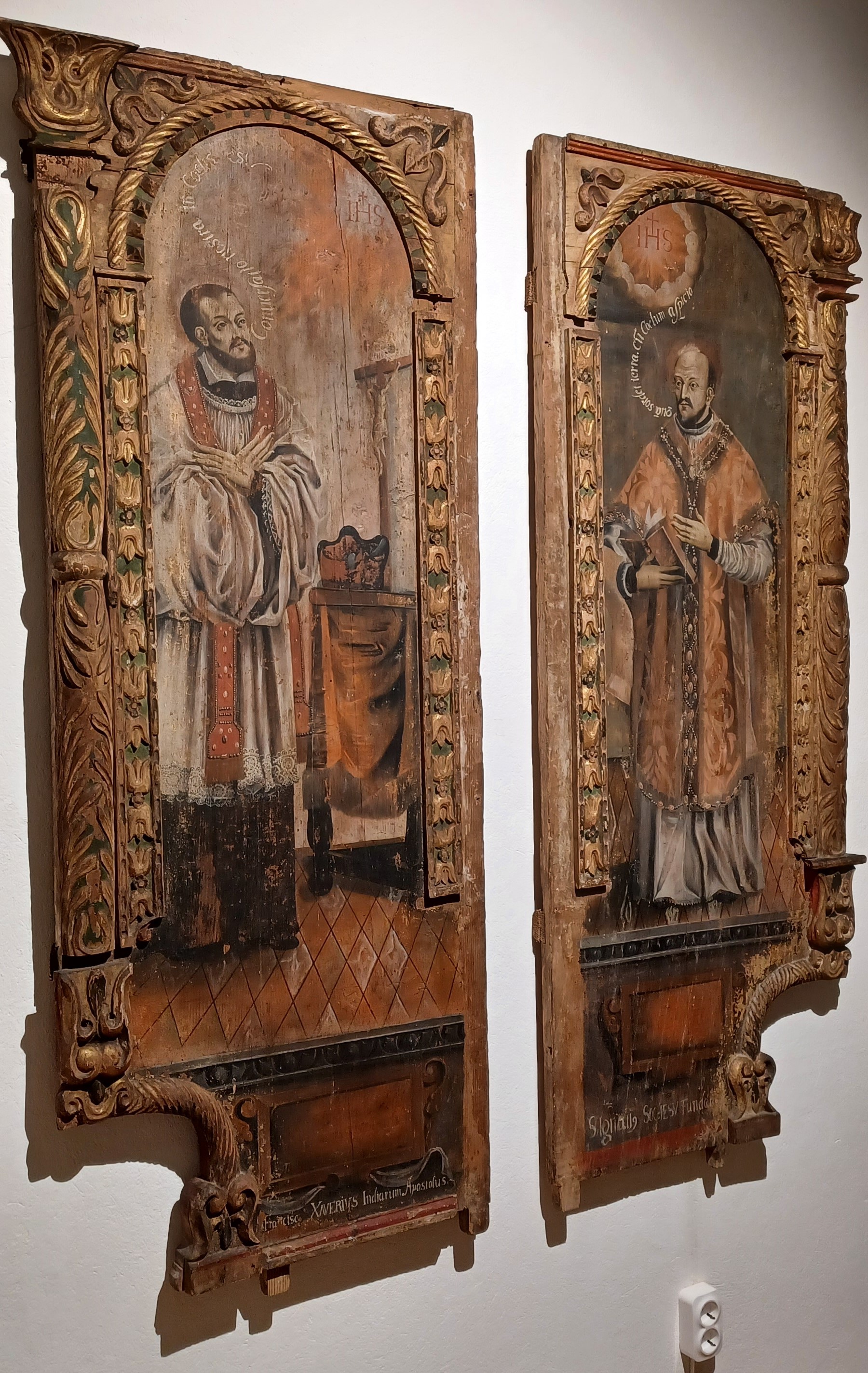 A két jezsuita szent képe a szárnyas oltár szárnyain