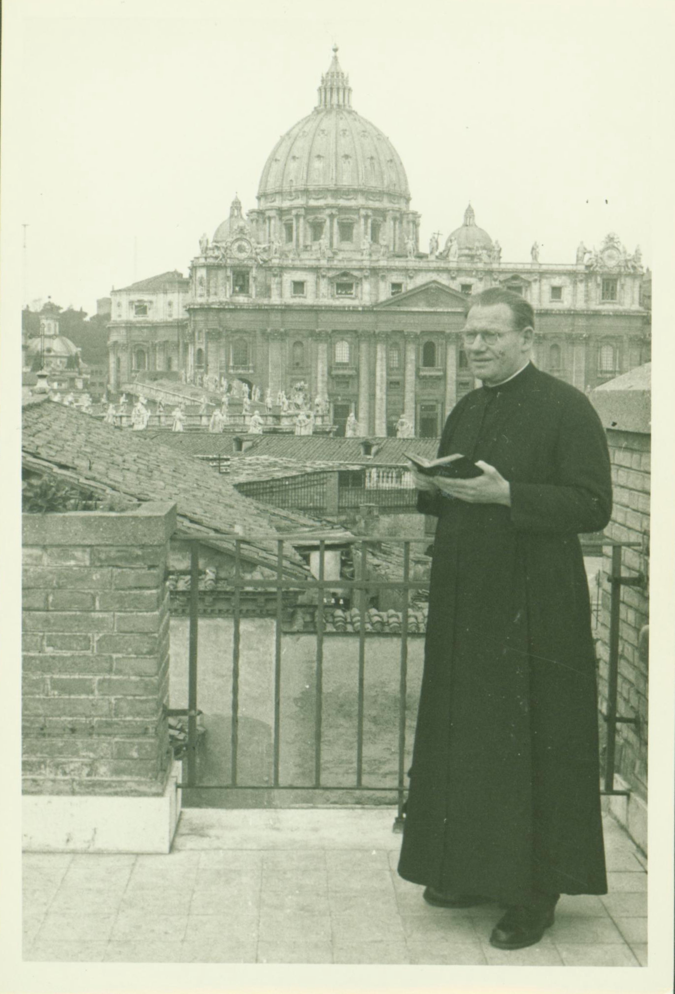 P. Reisz Elemér SJ 1950-ben Rómában.