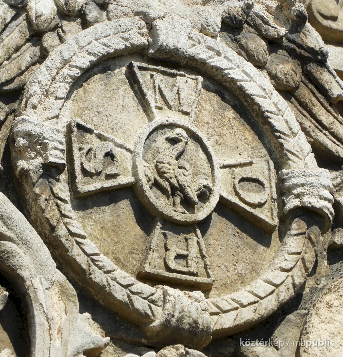 A ciszterci címer a rend székesfehérvári gimnáziumának homlokzatán