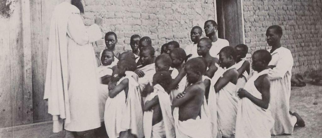Misszionárius bennszülött gyerekekkel